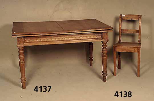 Ausziehtisch, deutsch, um 1900, Eiche massiv , 4 gedrechselte Tischbeine, Tischzargen mit profilierter Schnitzerei, Schwundriß auf Plat- te, ca. ...