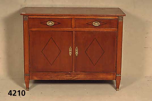 Kommode, deutsch, um 1900, Korpus Weichholz, Kirschbaumfurnier, schÖne durchlaufende Maserung, Fadenintarsien in Rautenform, BronzebeschlÄge, ...