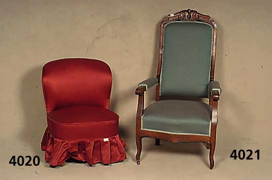 kleiner Cocktailsessel, deutsch, 50er Jahre, roter Samtbezug mit RÜschenkleid, interessan- tes Design, stabil, ca. 76x56x66 cm, Sh. ca. 37 cm