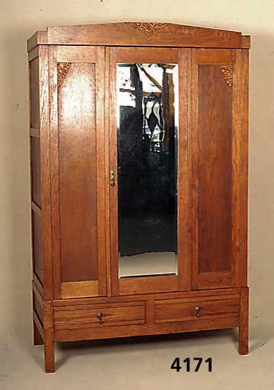 Spiegelschrank, deutsch, um 1920, ArtDeco, Eiche massiv, Eichefurnier, Spiegelglas facet- tiert, aufgelegte Schnitzerei, 2 Sockelschub- fÄcher, ...