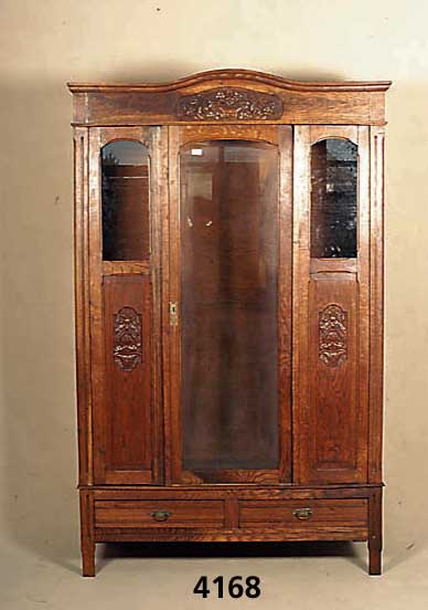 Glasvitrinenschrank, deutsch, um 1920, Jugendstil, Eiche massiv, MittelglastÜr facet- tiert, 2 SockelschubfÄcher, dezente florale Schnitzerei, ...