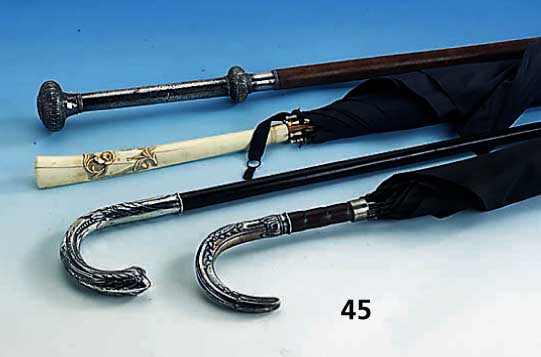 Konvolut 2 Schirme, 1 Spazierstock und 1 Regimentsstock, Regiementstock: Indien um 1900, Griff Silber, Schuß Buche; Spazierstock: deutsch um ...