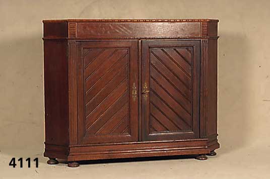 Eckschrank, deutsch, um 1900/05, Jugendstil, Korpus Eiche massiv, Eichefurnier, auf Rahmen gearbeitet, Seiten einfach verkrakt, Lisenen 3-fach ...
