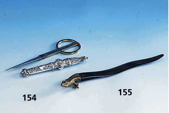 BriefÖffner in Form einer Smaragd-Eidechse, bez. Valkenburg, Kopf Messing, Klinge Horn, neu zu befestigen, Augen fehlen, sehr elegant, reiner ...