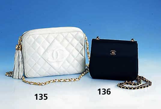 Schwarze-Satin Abendtasche CHANEL, Verschluß mit verg. CC-Zeichen, verg. Metall- kette mit Lederriemen, AuthentizitÄtskarte Nr. 5764453, ...
