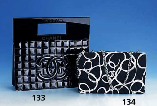 Ausgefallene CHANEL-Tasche. schwarzes Lackleder, abgesteppt, mit großem CC-Zeichen, schwarzer breiter BakelitbÜgel mit integr. Tragegriff, ...