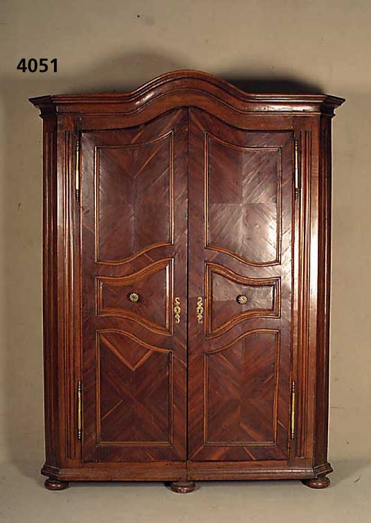 Dielenschrank, Frankreich/Burgund, um 1780/90, Nußbaum und Kastanie massiv, Front und Seiten auf Rahmen gearbeitet, geschwungen, Kopf mit ...