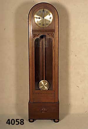 Standuhr, deutsch, um 1908/10, Korpus Weich- holz/Hartholz, Eichefurnier, aufgesetzte Schnitzerei, abstrakt floral, Perlleistenver- zierung, Schlag ...