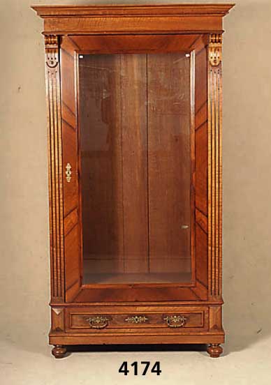 GrÜnderzeitschrank, deutsch, um 1870, Korpus Weichholz, Nußbaumfurnier, auf Rahmen gear- beitet, Kopfleiste 4-fach getreppt, Lisenen 3-fach ...