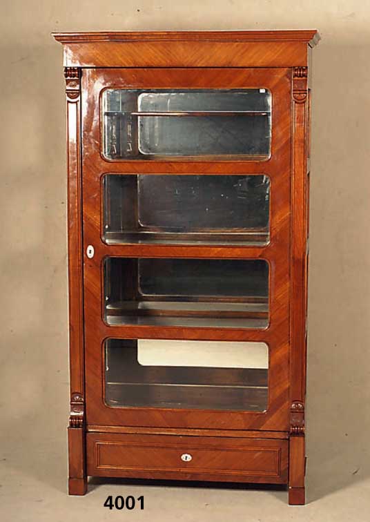 Vitrine, mitteldeutsch, um 1840/50, Korpus Weichholz, Kirschbaumfurnier z.T. Kirschbaum- wurzel gespiegelt, Lisenen und Veluten aus dem Vollholz, ...
