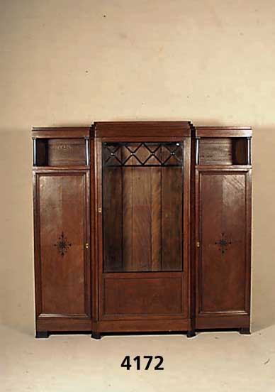 BÜcherschrank, deutsch, um 1910, Korpus Weichholz, Eichefurnier, TÜren mit Einlege- arbeit, MitteltÜr verglast, Oberteil mit auf- gesetzten ...