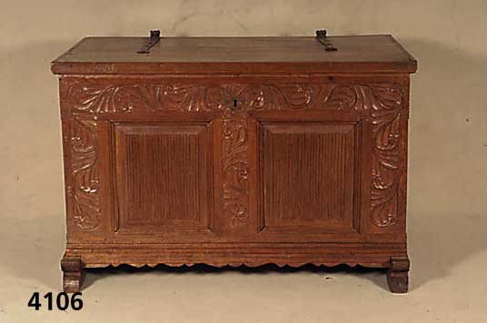 Flachdeckeltruhe, norddeutsch, um 1780, wohl MÜnsterland, Eiche massiv, Überstehende rechteckige Deckelplatte, kassettierte Front mit reich ...