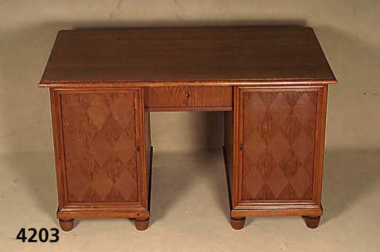 Schreibtisch, deutsch, um 1910, wohl Dresden /Hellerau, Oberlatte Eiche massiv, TÜren in karoform furniert, praktisches MÖbel, 1 TÜr ...