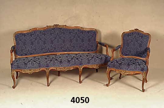 Salongarnitur, deutsch, um 1860/70, be- stehend aus 2 Stuhlsesseln und einem Sofa, Rahmen Eiche massiv, allseitig geschweift, Vorder- und ...