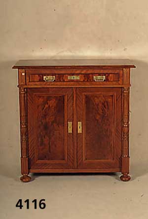 Halbschrank, deutsch, um 1880, Korpus Weich- holz, Mahagoni masisv, Mahagonifurnier, Inlets mit gespiegeltem Mahagonifurnier, poliert und lackiert, ...
