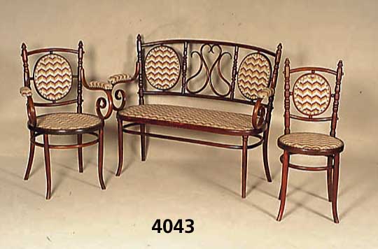 Sitzgarnitur, wohl Wien, um 1900, Thonetstil , Buche massiv, gebeizt, sehr elegante Form Polsterung spÄter, Sessel ca. 92x61x52 cm, Sh. ca. 47 cm, ...