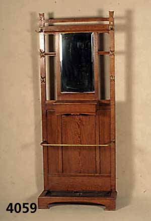 Flurgaderobe, deutsch, um 1900, Eiche massiv , sparsame Flachschnitzerei aus dem Vollholz, original Schirmablage, facettiertes Spiegel- glas, ...