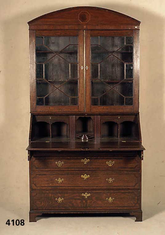 AufsatzsekretÄr, England, um 1820, George III, Eiche massiv, Oberteil mit versprossten GlastÜren, geschwungenes Kopfteil, Unterteil mit mehreren ...