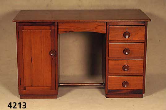 SchÜlerschreibtisch, wohl England, um 1920/30, ArtDeco, Eiche massiv, Eichefurnier, aufge- setzte hÖlzerne Griffe, freistehend konzipiert , ...