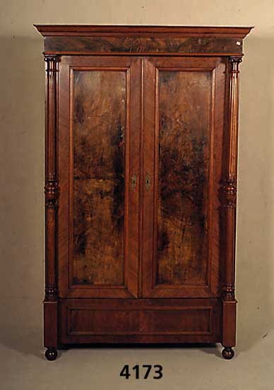 GrÜnderzeitschrank, deutsch, um 1880, Korpus Weichholz, Wurzelnußfurnier gespiegelt, z.T. auf Rahmen gearbeitet, Front stark gegliedert, ...