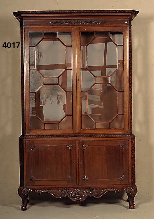 Vitrinenschrank, deutsch, um 1910, Sheraton- stil mit Chippendaleelementen, Nußbaum massiv, Nußbaumfurnier, Oberteil Front und Seiten versprosst ...