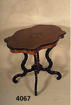 Salontisch, deutsch, um 1860/70, Korpus wohl Nußbaum massiv, Platte Nußbaumfurnier ge- spiegelt, 3-fach geschwungen, Innen- und AußenfÜhrung ...