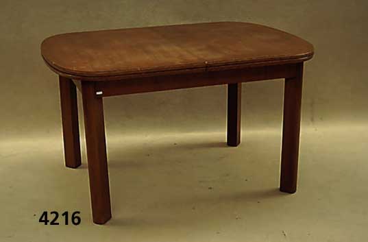 Tisch, deutsch, um 1930/35, Korpus Weich- holz, Buche massiv, Eichefurnier, abgerundete 4-kant Beine, ausziehbar, Gebrauchsspuren, Tischplatte ...