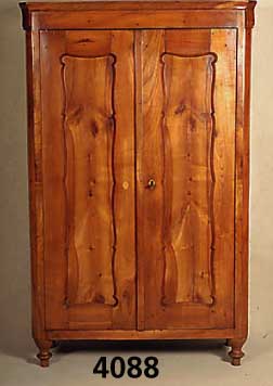 Schrank, deutsch, um 1860, Kirschbaum massiv , im lÄndlichen Stil, durchgÄngig in Holzna- gelkonstruktion gefertigt, Seitenteile und RÜckwand ...
