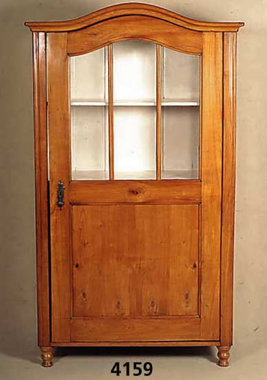Glasschrank, deutsch, um 1870, Kirschholz massiv, eintÜrig, teilverglast, Segmentbogen- giebel, Alters- und Gebrauchsspuren, ca. 178x 103x50 cm, ...