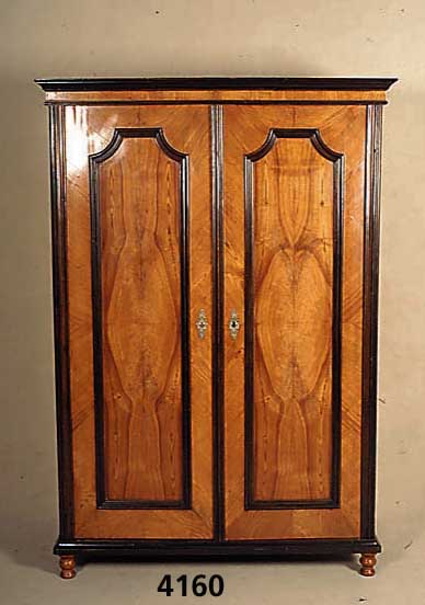 Schrank, deutsch, um 1870/80, Esche massiv, Eschefurnier, zweitÜrig, Reste alten Wurmbe- falls, AltersschÄden und Gebrauchsspuren, ca. ...