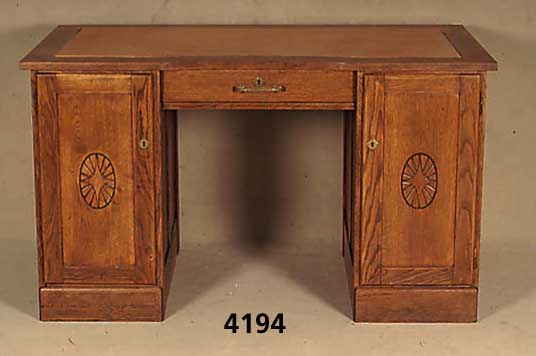 Schreibtisch, deutsch, um 1915/20, z.T. Eiche massiv, Eichefurnier, Schreibplatte Leder, dieses sekundÄr und leicht fleckig, TÜren mit sparsamer ...