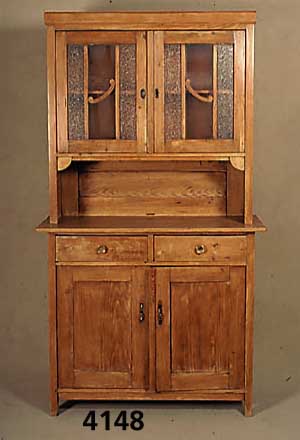 KÜchenschrank, deutsch, um 1902/04, Jugend- stil, Weichholzkorpus, z.T. original BeschlÄge , Oberteil verglast, Alters- und Gebrauchsspu- ren, ca. ...
