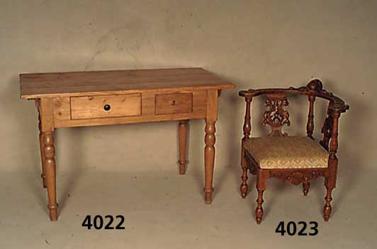 Tisch, deutsch, um 1890, GrÜnderzeit, mit 2 Schubladen, Platte mit Resten alten Wurm- befalls, Beine sparsam gedrechselt, ca. 78x124 x70 cm