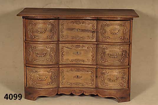 Kommode, im Stil von Kurpfalz/Heidelberg von 1730/40, Korpus Weichholz, Eiche massiv Front doppelt geschweift, unter Verwendung alten Holzes, ...