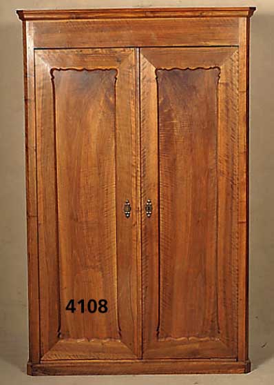 WÄscheschrank, deutsch um 1870, Louis Phil- ippe, auf Rahmen gearbeitet, Nußbaum massiv, TÜren mit BrezelfÜllung, FÜße sollten ergÄnzt ...