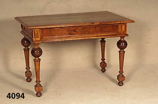 Salontisch, deutsch um 1880, GrÜnderzeit, Korpus Weichholz, Nußbaumfurnier, Beine reiche Drechselarbeit, profilierte Zarge mit aufge- setzter ...