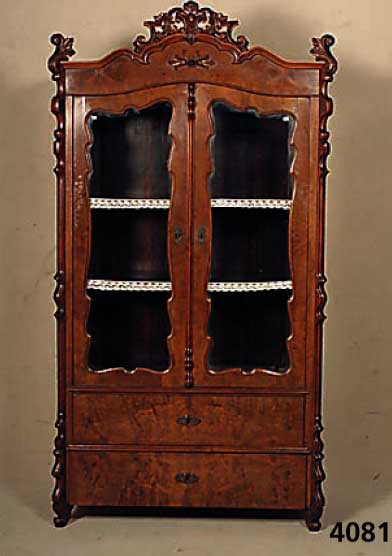 Vitrinenschrank, mitteldeutsch, um 1860, Korpus Weichholz, Wurzelnußfurnier gespiegelt, sog. BrezelfÜllungen, lebhaftes Bild, Ober- teil schÖne ...