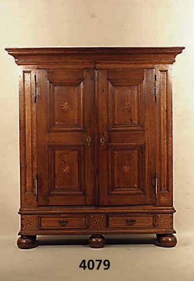 Dielenschrank, Schwarzwald/Freiburg, um 1790/ 1810, Eiche massiv, auf Rahmen gearbeitet, Faden- und Sternintarsien, Lisenen getreppt, FÜße ...