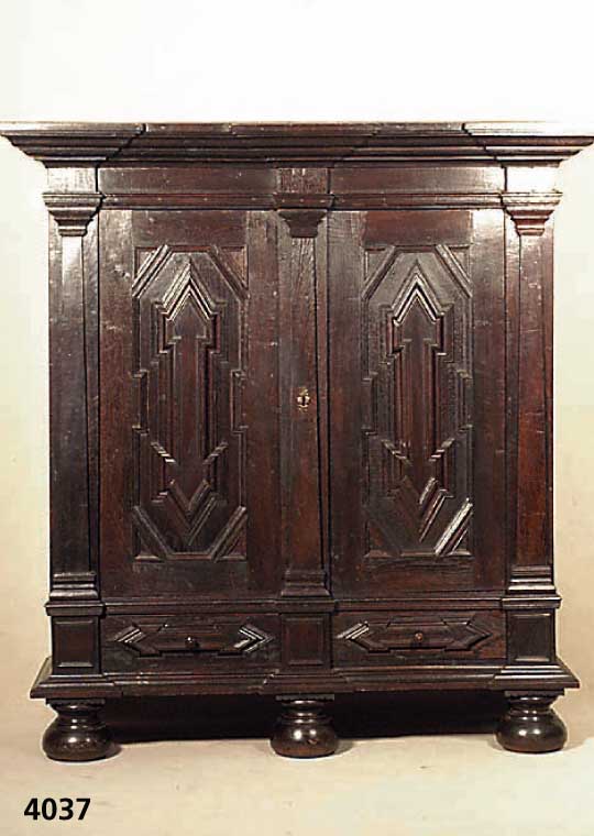 Dielenschrank, Niederlande/Hamburg, um 1880/90 , komplett auf Rahmen gearbeitet, Eiche massiv, Inlets 3-fach bzw. 4-fach getreppt, aufgelegte ...