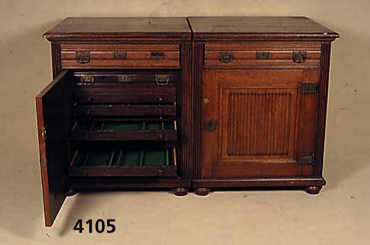 Buffetdoppelschrank, wohl Kopenhagen, um 1900/ 10, auf Rahmen gearbeitet, z.T. Eiche massiv , Eichefurnier, Front z.T. klassizistisch mit breiter ...