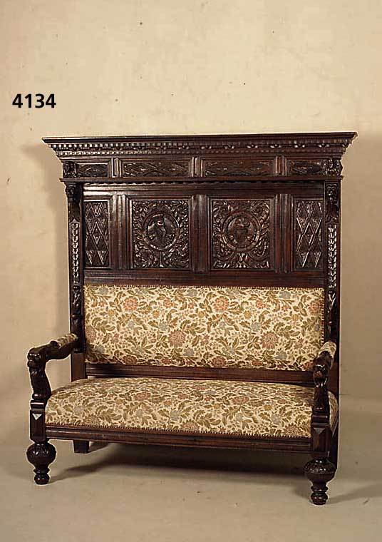 Sitzbank, deutsch, um 1780, Eiche massiv, Armlehnen mit LÖwenkÖpfen, RÜckwand mit reichen Schnitzereien und Verzierungen, museales MÖbel, ca. ...