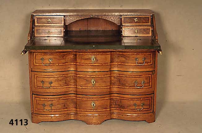 Barocke Schreibkommode, mitteldeutsch, um 1760 /70, Eiche, mit Nußholzfederung in breiten Birkewurzelstreifen und Bandkonturen, 3-fach ...