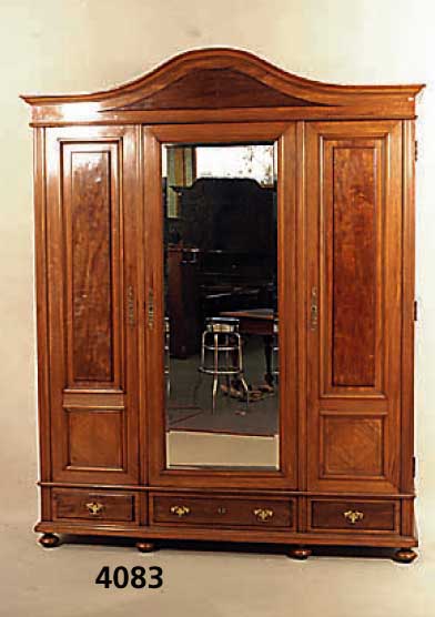 3-tÜriger Garderobenschrank, deutsch, um 1900, Korpus Weichholz, Kirsch- und Nußbaumfur- nier, auf Rahmen gearbeitet, MitteltÜr ver- spieglt, 2 ...