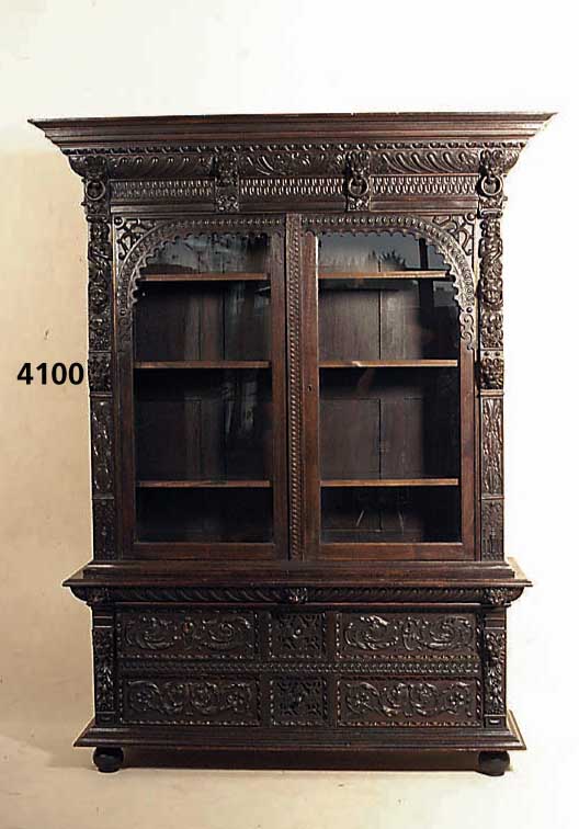 Glasaufsatzschrank, deutsch, um 1880, Korpus Weichholz, Eiche massiv, Eichefurnier, Ober- teil vielfach getreppter Kranz, 3-LÖwenkopf mit ...