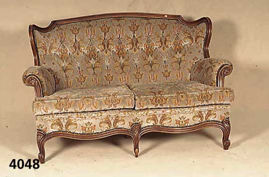 Sofa, Italien, um 1960/70, wohl Florenz, Barockstil, Obstholz, nußbaumfarbig, Polster- ung genoppt, original Bezug, leicht ver- schmutzt, ca. ...