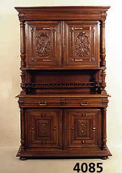 Aufsatzbuffet, Frankreich, um 1870, Korpus Weichholz/Hartholz, Nußbaum massiv, aufgesetz- te Schnitzereien aus dem Vollholz, freistehen- de ...