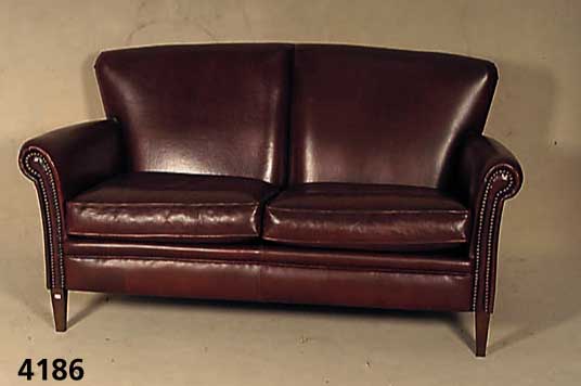 Zweisitzer Sofa, England, um 1950, Gestell Holz, Lederbezug, z.T. abgenÄht, in sich leicht geschweift, Gebrauchsspuren, wohnfertig , sehr bequem, ...