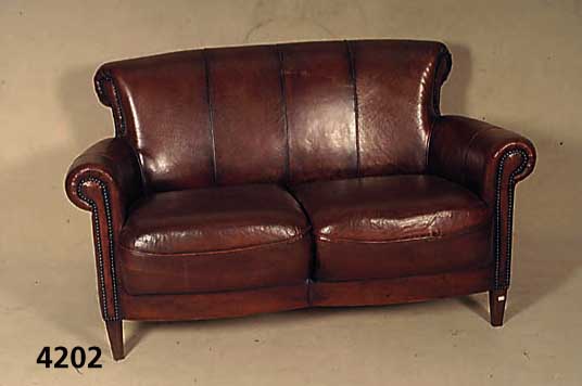 Zweisitzer Sofa, England, um 1950, Gestell Holz, Lederbezug, z.T. abgenÄht, in sich leicht geschweift, Gebrauchsspuren, wohnfertig , sehr bequem, ...