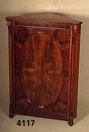 Eckschrank, norddeutsch, um 1840/60, Louis Philip, Korpus Eiche/Weichholz, Pyramiden Mahagonifurnier, eine TÜr mit doppelt gespiegeltem Furnier, ...