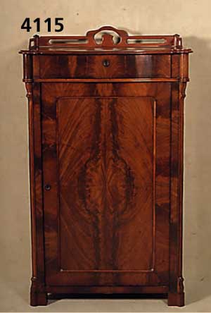 Vertiko, deutsch, um 1860, Koprus Weichholz, Mahagonifurnier, Pyramidenmahagonifurnier doppelt gespiegelt, leicht geschwungen, Seiten abgeflacht ...